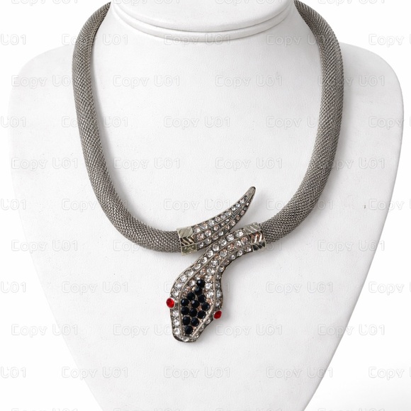 Gaget Girl Bold Queen Statement Necklace - Picture 3 of 5